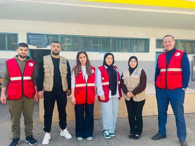 جمعية الهلال الأحمر الفلسطيني إقليم لبنان تنفّذ يومًا طبيًا مجانيًا شاملًا للنازحين في مركز إيواء مدرسة نابلس (خبر + 5 صور) 